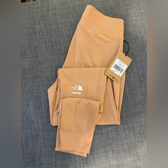 NWT SKIMS X NORTH FACE W DOT TIGHT
COLOR OCHRE
SIZE MEDIUM/REGULAR - Picture 6 of 9